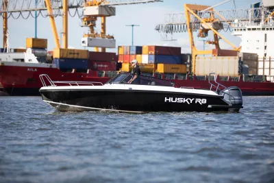 motorboot in water bij containerhaven