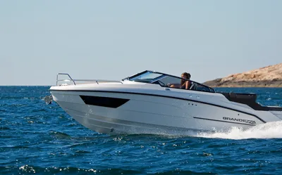 motorboot op zee bij rotsachtige kust