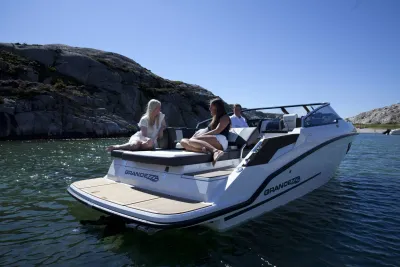 motorboot met mensen bij rotsachtige kust