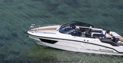 motorboot bij rotsachtige kust