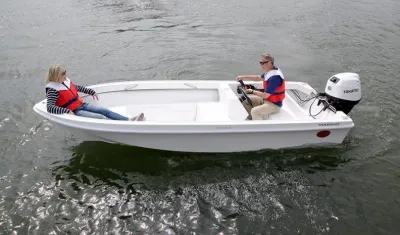 open boot met twee personen op water