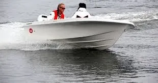 witte speedboot op water met twee personen