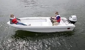 klein wit motorbootje met twee personen