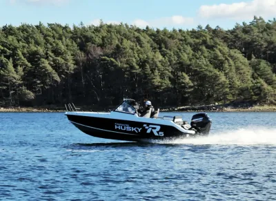 motorboot varend langs beboste kust