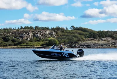 motorboot varend bij rotskust