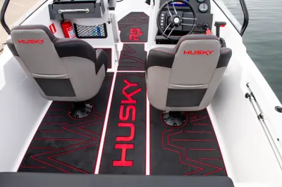 Interieur van open aluminium boot met stoelen