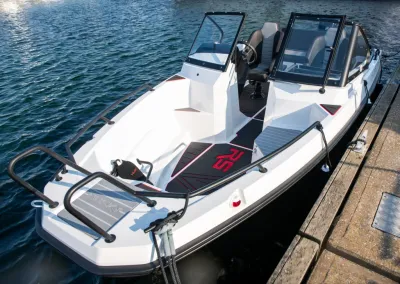 Kleine aluminium open boot aan steiger