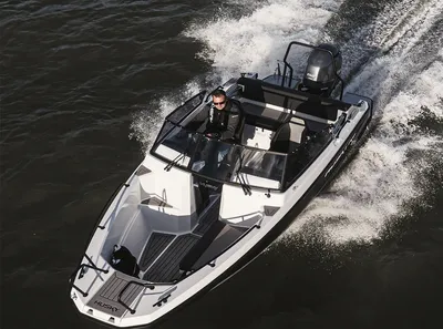 motorboot van boven gefotografeerd op water