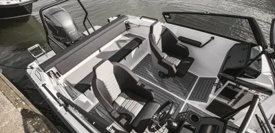 interieur van kleine aluminium boot