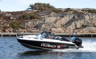 motorboot op het water bij rotsachtige kust