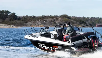 kleine aluminium boot op open water