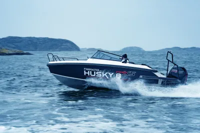 motorboot op zee met opspattend water