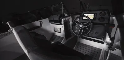 stuurconsole en zitplaatsen van boot