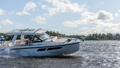sportcruiser varend op open water