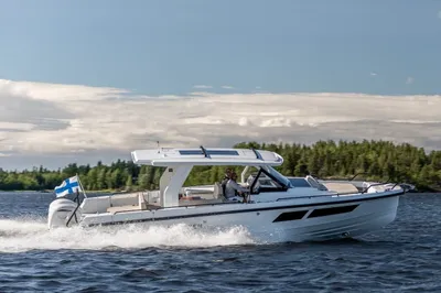 motorboot op open water met eiland