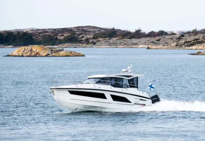 motorboot vaart langs rotsachtige kust