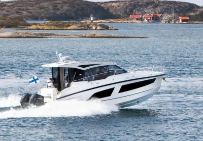 kajuitboot varend bij rotskust