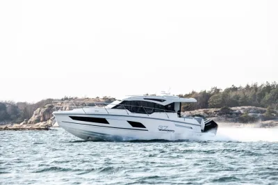 motorjacht vaart bij rotsachtige kust