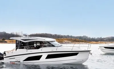 twee motorboten op rustig water