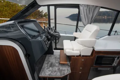 stuurhut interieur met stoel, stuur en raam