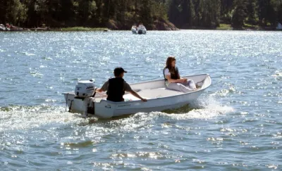 kleine roeiboot met twee personen op water