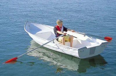 roeiboot met persoon op rustig water