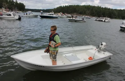 kleine witte roeiboot met persoon aan boord