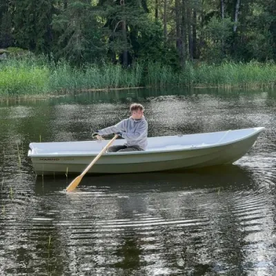 roeiboot op rustig meer met roeier