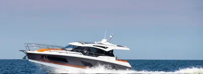 motorjacht op zee met golven