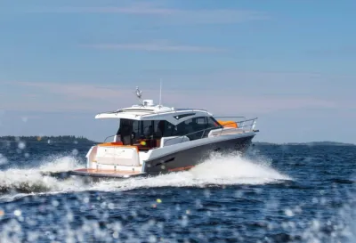 motorjacht op open water met opspattend water