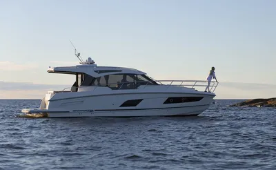 motorjacht op zee bij rotsachtige kust