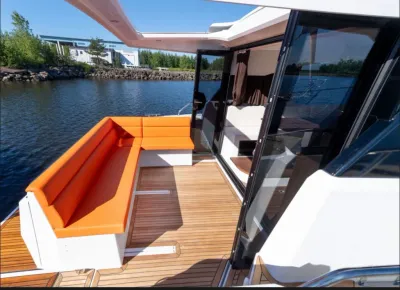 buitenzitje en teakdek met water op achtergrond