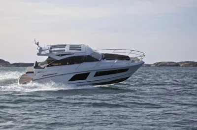 motorjacht varend op open water