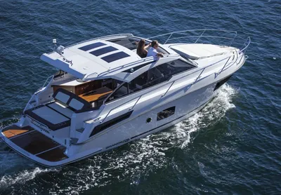 motorjacht op open water met opvarenden