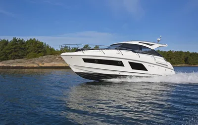 motorboot varend bij rotsachtige kust