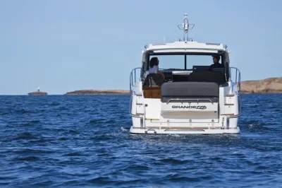 Achteraanzicht van een motorboot op zee