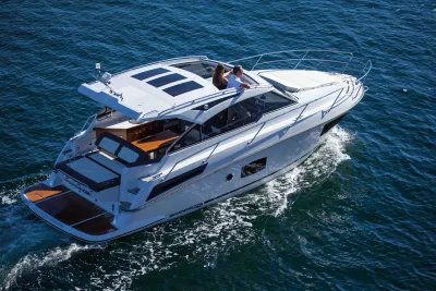 wit motorjacht vaart op open water