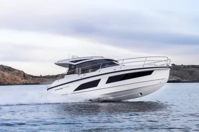 motorjacht bij rotsige kust