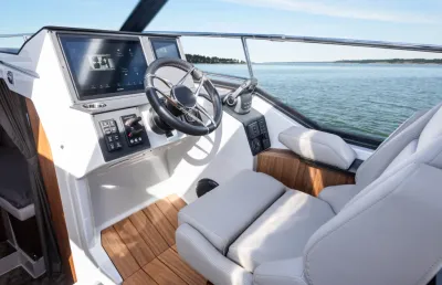 stuurstand en stoel met uitzicht op het water