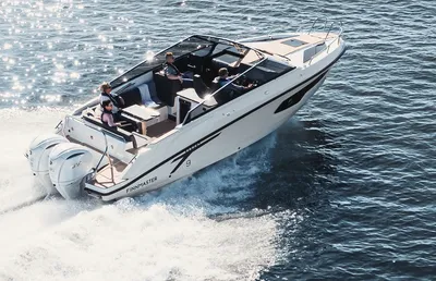 snelvarende motorboot op open water