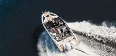 motorboot van boven op open water