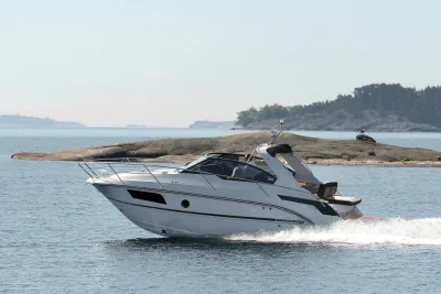 motorboot varend bij rotsachtig eiland