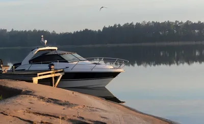 motorboot aan steiger op kalm meer