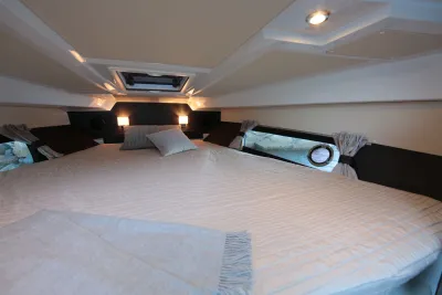 kajuit met bed, kussens en dakluik