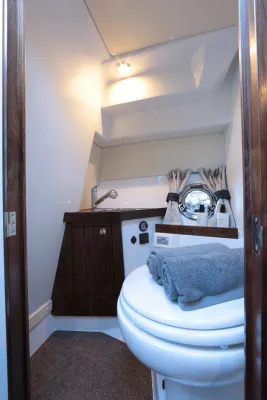 kleine toiletruimte met wastafel en toilet