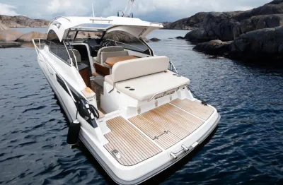 achterzijde van motorboot in baai