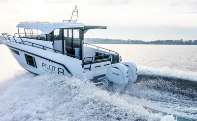 motorboot op water met boeggolf