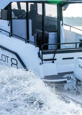 Achteraanzicht van boot met twee buitenboordmotoren