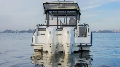 achteraanzicht van een motorboot op het water