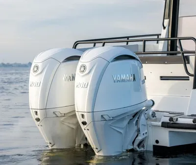 Achterzijde van boot met twee buitenboordmotoren